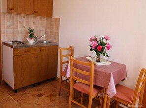 Dining - Apartments Juras - Studio Apartment with Balcony and Side Sea View (Tea) (Rogoznica)