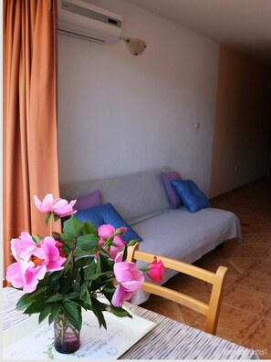 TV - Apartments Juras - Studio Apartment with Sea View (Mia) (Rogoznica)