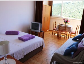 Internet, bed sheets - Apartments Juras - Studio Apartment with Sea View (Mia) (Rogoznica)