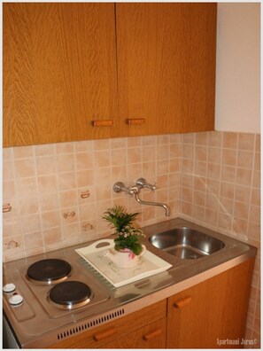 Fridge, stovetop, cookware/dishes/utensils - Apartments Juras - Studio Apartment with Sea View (Marija) (Rogoznica)