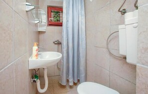 Shower - Beach front apartment in Gdinj with WiFi (Gdinj)