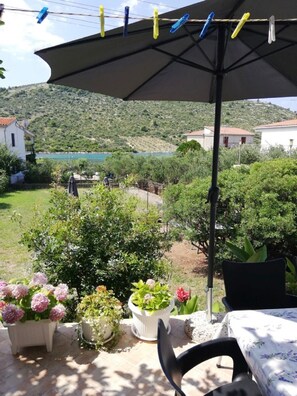 Outdoor dining - Apartments Juras - Two Bedroom Apartment with Terrace and sea view (Antonio) (Rogoznica)