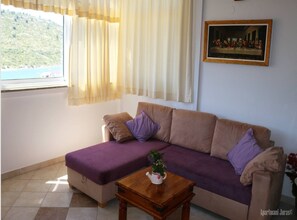 TV - Apartments Juras - Two Bedroom Apartment with Sea View (David) (Rogoznica)
