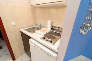 Refrigerador, parrilla de estufa y utensilios de cocina 