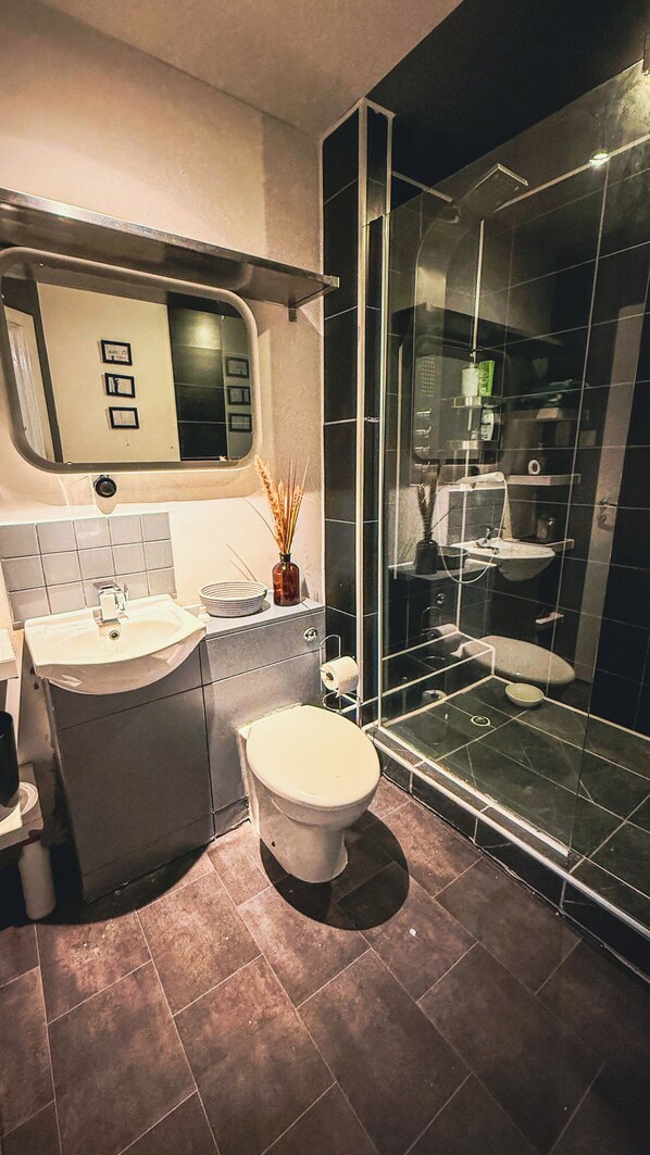 Shower, towels, soap, toilet paper - A walk away from all the attractions in Manchester City Centre. (Salford)