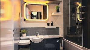 Shower, towels, soap, toilet paper - A walk away from all the attractions in Manchester City Centre. (Salford)