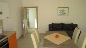 Un comedor con una mesa, sillas y un cuadro en la pared.
