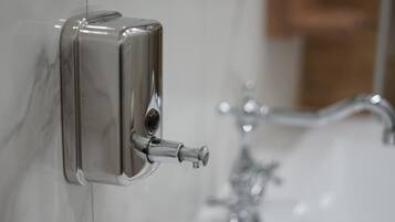 Dusch, hårtork och handdukar