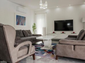 Fernseher, Videospiele, Tischfußball, Tischtennisplatte