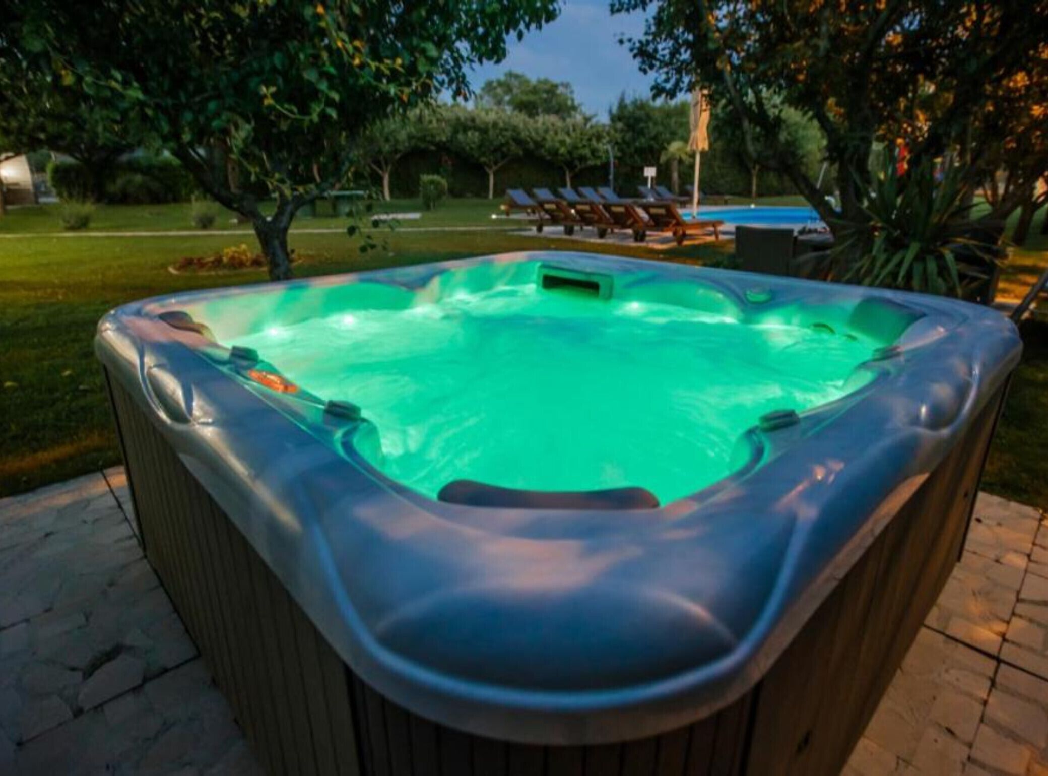 Outdoor spa tub