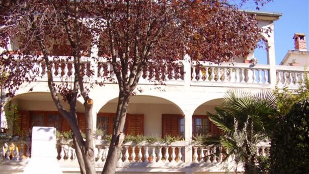 A white building with a balcony and arches. - Apartments Nada - Two Bedroom Apartment (A2) (Fazana)