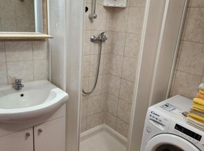 Shower, hair dryer, towels - Apartments Nada - One Bedroom Apartment (A4) (Fazana)
