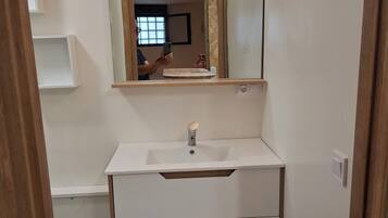 Sèche-cheveux, serviettes fournies, savon, papier toilette