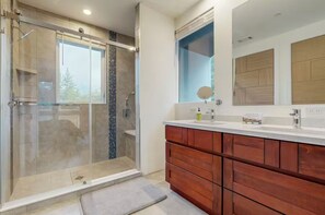 Hair dryer, towels, soap, shampoo - Modern Yosemite Retreat with Lake Access (Groveland)