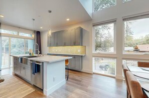 Fridge, microwave, oven, stovetop - Modern Yosemite Retreat with Lake Access (Groveland)