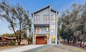 Exterior - Modern Yosemite Retreat with Lake Access (Groveland)