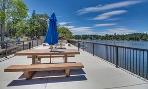 Outdoor dining - Modern Yosemite Retreat with Lake Access (Groveland)