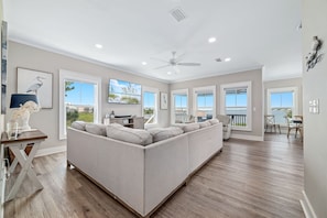 Smart TV, DVD player, books, music library - 6BD / Sleeps 21/ Waterfront / Private Pool (gulf shores)