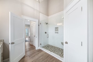 Shower, towels - 6BD / Sleeps 21/ Waterfront / Private Pool (gulf shores)