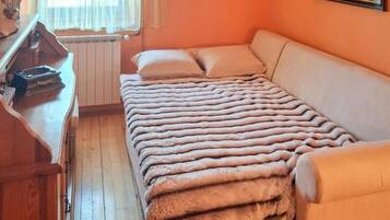 3 bedrooms, iron/ironing board, internet, bed sheets