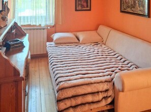 3 عدّة غرف نوم ومكواة/لوح كي وخدمة الإنترنت وملاءات أسرّة