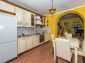 ثلاجة، ميكروويف، فرن، غسالة أطباق