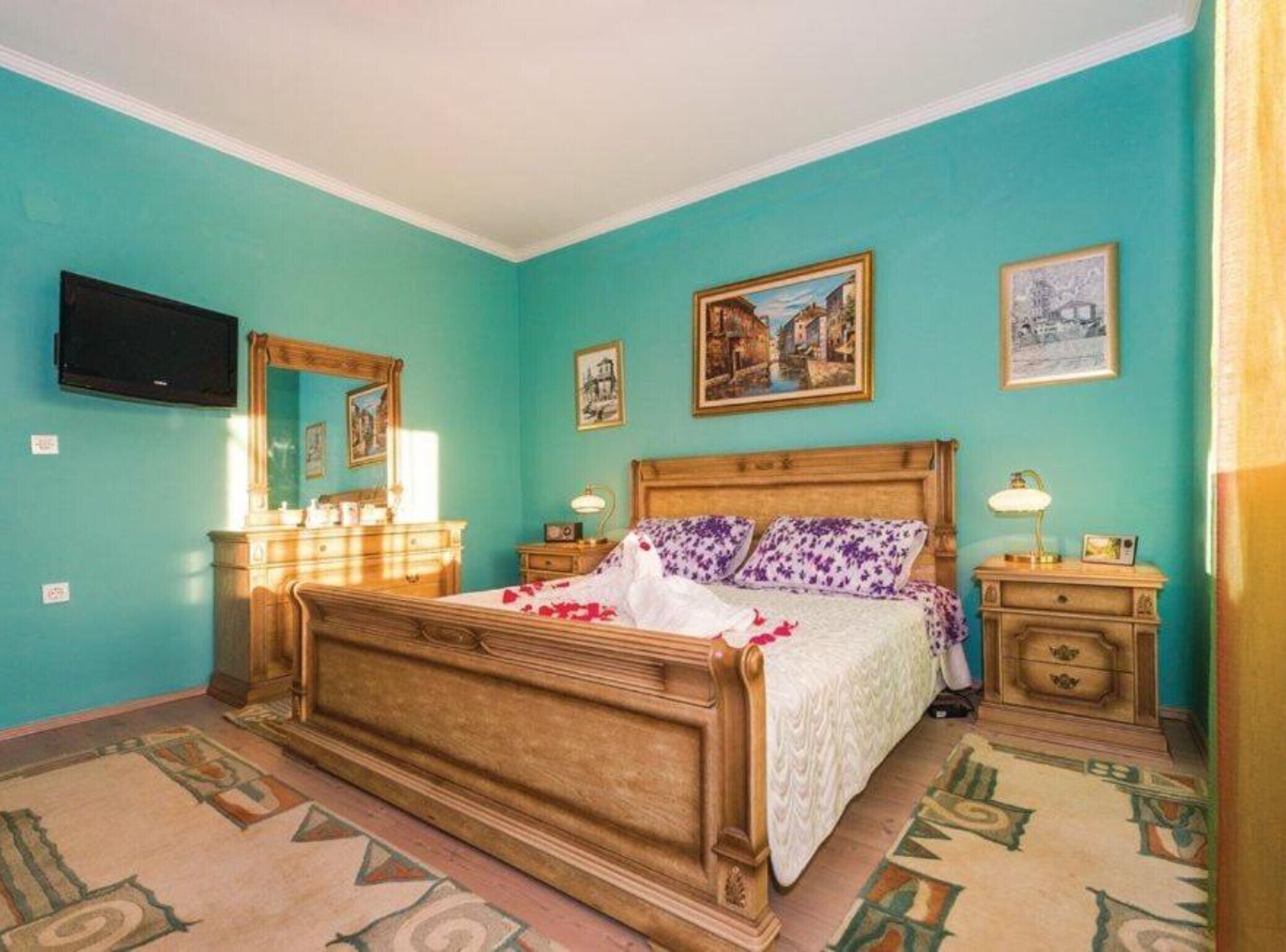 3 bedrooms, iron/ironing board, internet, bed sheets