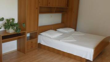 2 bedrooms, iron/ironing board, internet, bed sheets