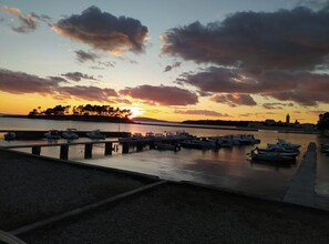 Ein Yachthafen mit Booten, die an der Pier bei Sonnenuntergang festgemacht sind.