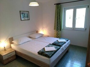 2 bedrooms, iron/ironing board, Internet, bed sheets