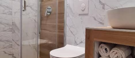 Douche, séchoir à cheveux, serviettes fournies