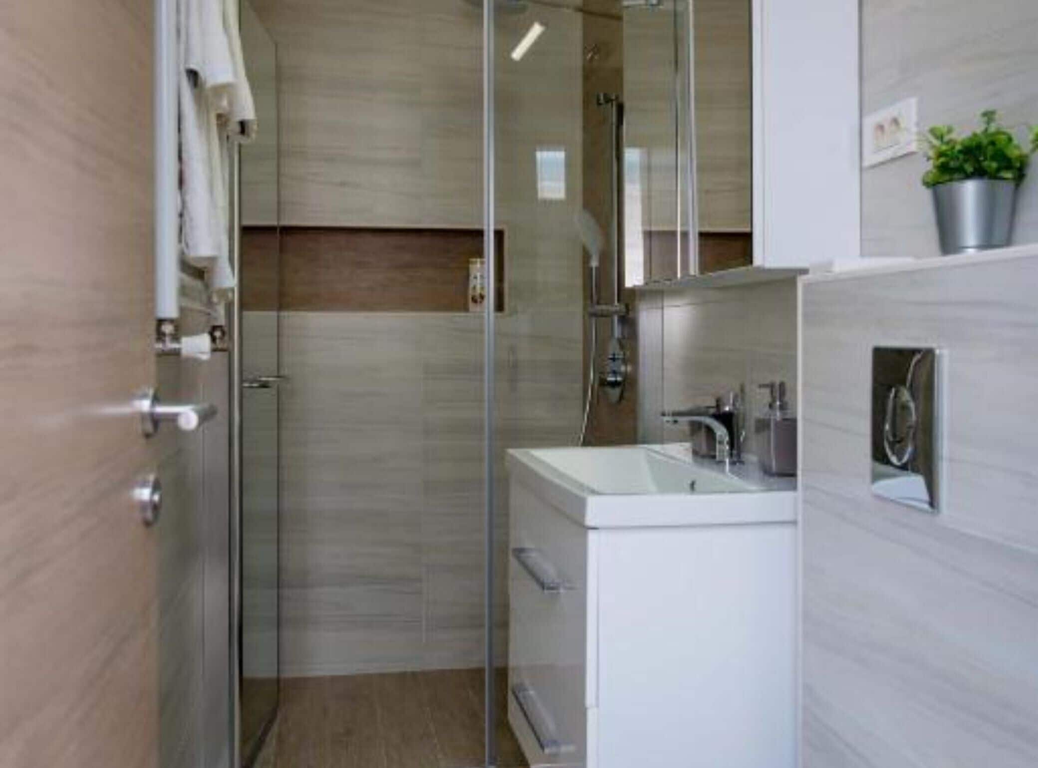 Suihku, hiustenkuivaaja, pyyhkeet