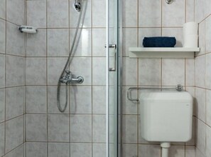 Douche, sèche-cheveux, serviettes fournies