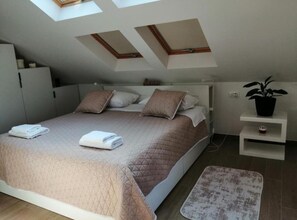 3 habitaciones, tabla de planchar con plancha, internet y ropa de cama 