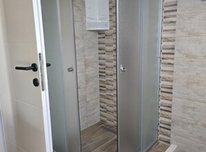 Douche, sèche-cheveux, serviettes fournies