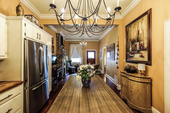 Interior - Vintage cottage w/ Private Courtyard (Savannah)