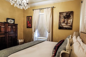2 bedrooms, iron/ironing board, WiFi, bed sheets - Vintage cottage w/ Private Courtyard (Savannah)