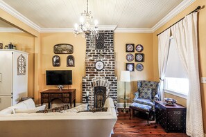 TV - Vintage cottage w/ Private Courtyard (Savannah)