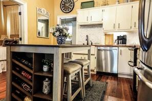 Microwave, oven, stovetop, dishwasher - Vintage cottage w/ Private Courtyard (Savannah)