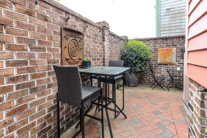 Outdoor dining - Vintage cottage w/ Private Courtyard (Savannah)