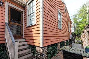 Outdoor dining - Vintage cottage w/ Private Courtyard (Savannah)