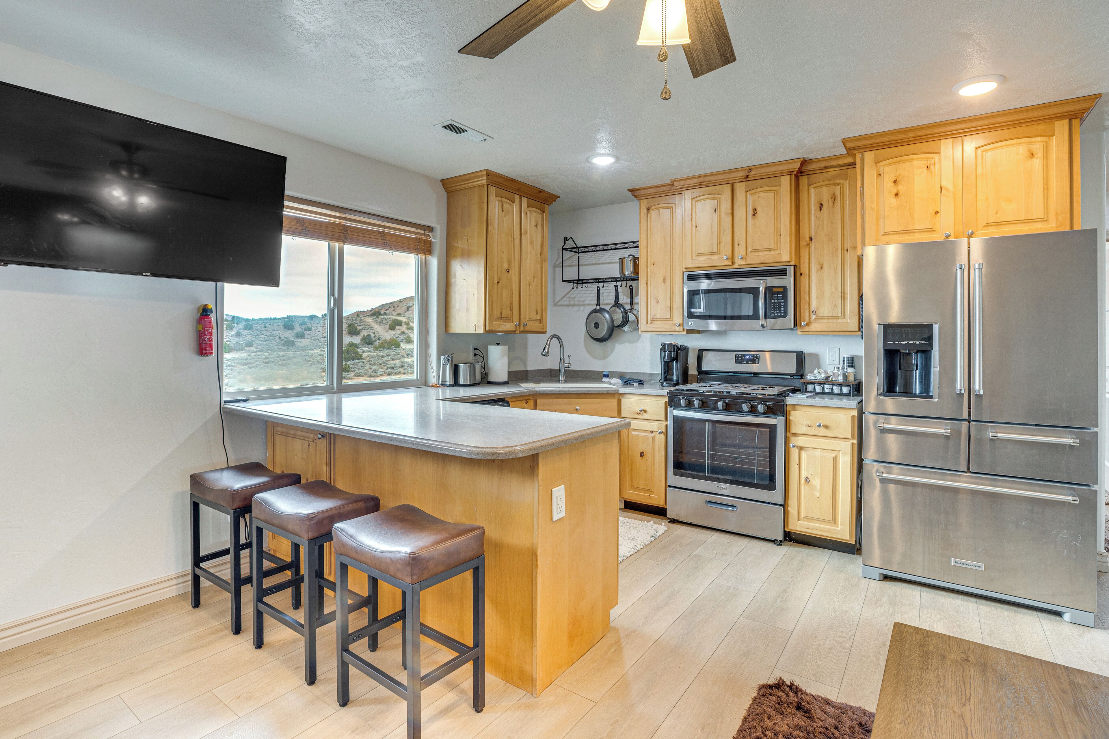 Fridge, microwave, stovetop, dishwasher