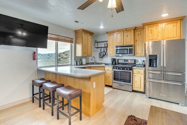 ثلاجة، ميكروويف، موقد طهي مسطح، غسالة أطباق