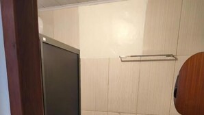 A small, compact bathroom with a toilet, bidet, and sink. - Pousada Cantinho da Jake (Penha)