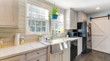 Fridge, microwave, stovetop, dishwasher