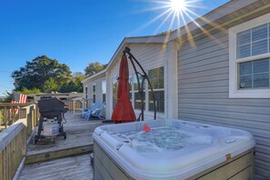 Terrace/patio - 'Coastal Cozy' - Newport Home w/ Private Hot Tub (Newport)