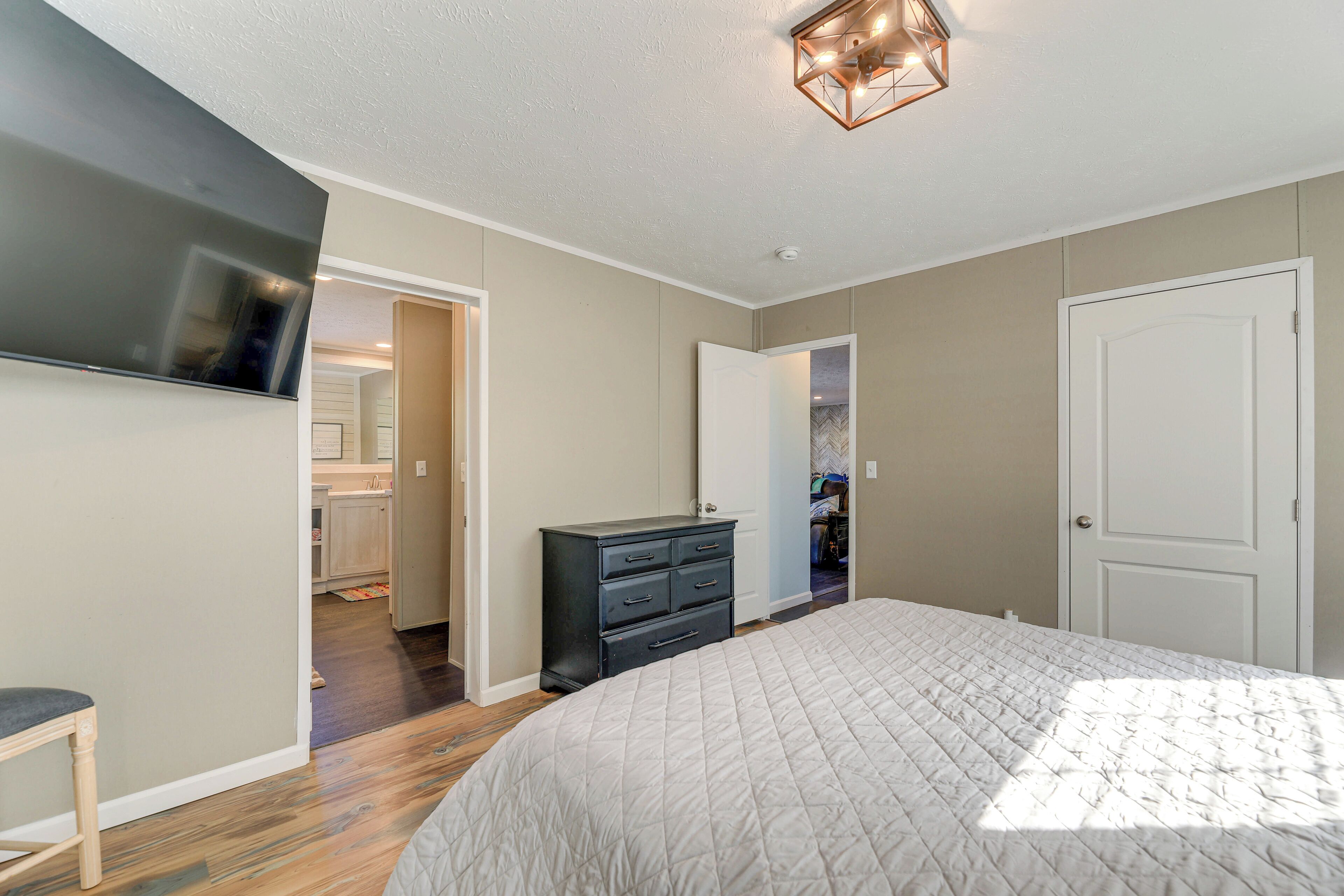 3 makuuhuonetta, työpöytä, internet, vuodevaatteet