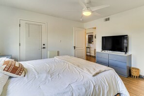 A bedroom with a bed, a television on a dresser, and a ceiling fan. - Mountain-View Escape Near Santa Ana Casino! (Rio Rancho)
