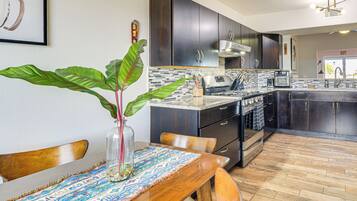 Geladeira, micro-ondas, cooktop, lava-louças