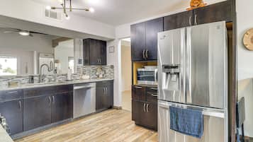 Geladeira, micro-ondas, cooktop, lava-louças